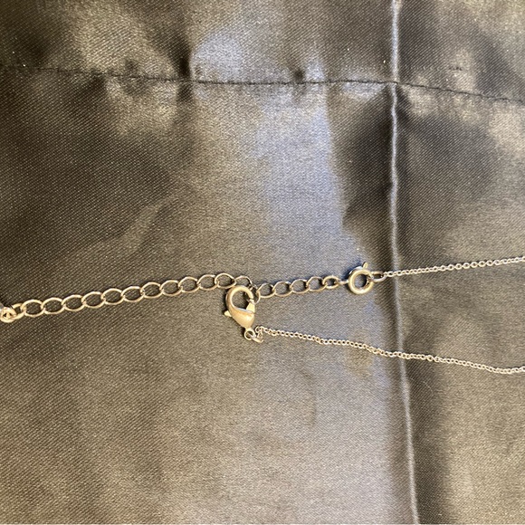 Retro 1990s Avon three stone pendant necklace in Silvertone - Picture 7 of 7